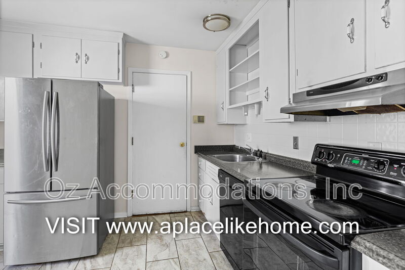Overland Park House: 8810 Benson St