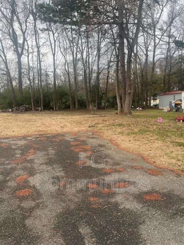 Gastonia House: 201 Chewacla Lane