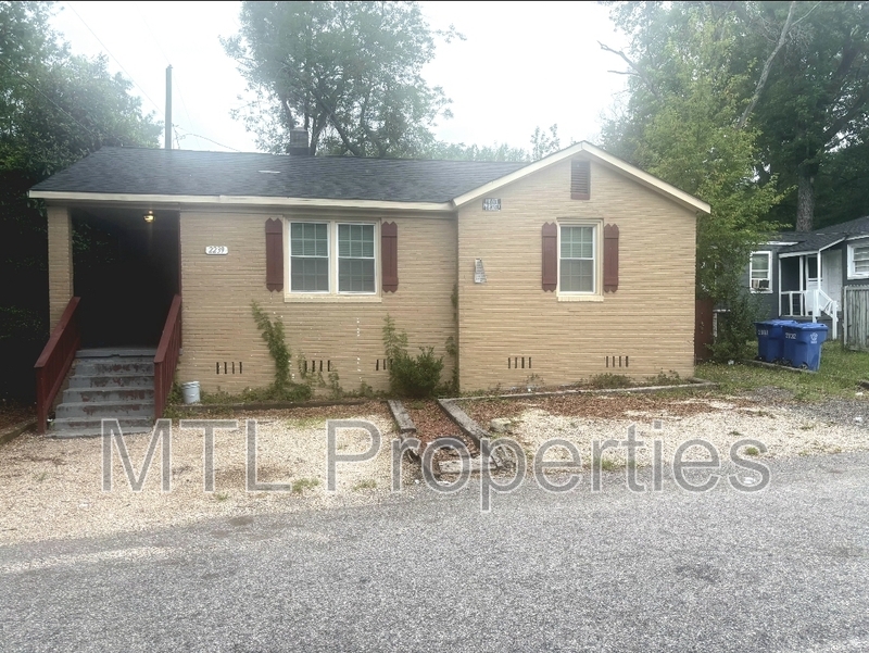 Columbia House: 2239 Center Street