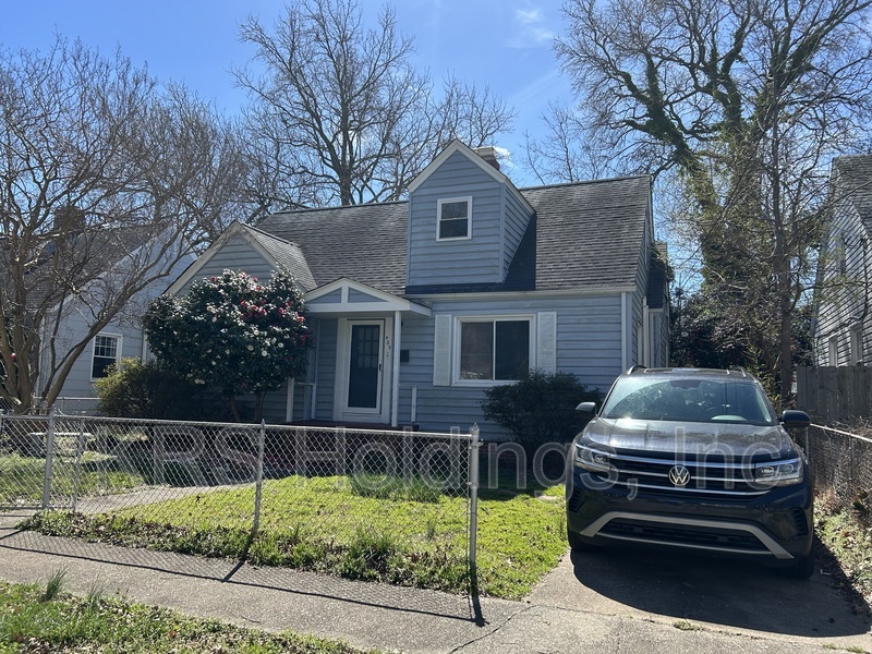Norfolk House: 409 E Lorengo Ave