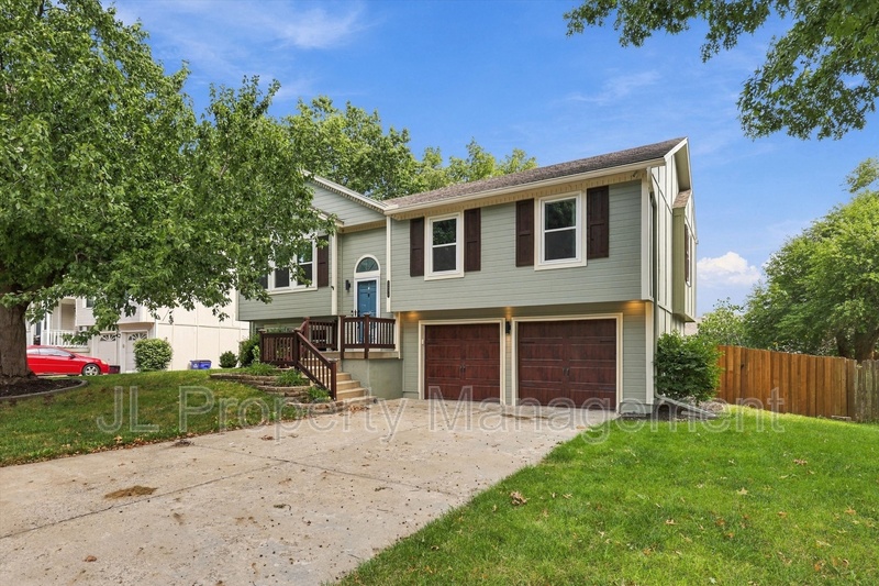 Lee's Summit House: 125 Southeast Topaz Drive