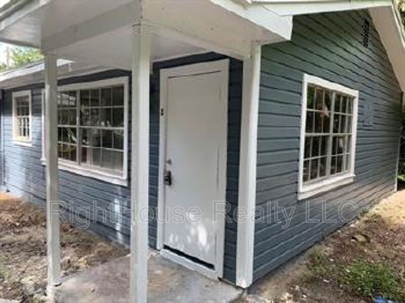 Leesburg House: 1508 W Main St