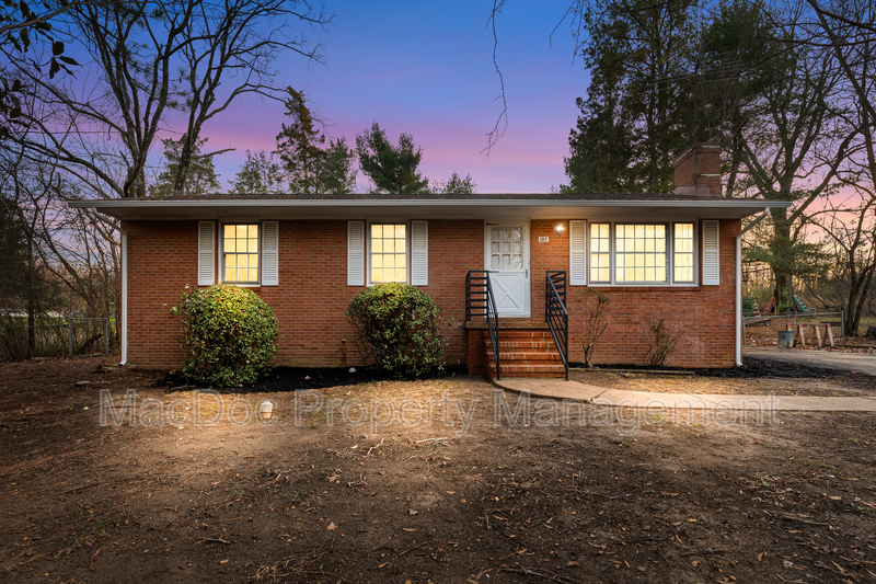 Fredericksburg House: 103 Bell Air Place