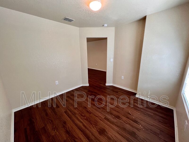 Updated 3 bed/2.5 bath 2 Story Home in the NW ~ Conveniently located off IH-35 and near RAFB! - Photo 8