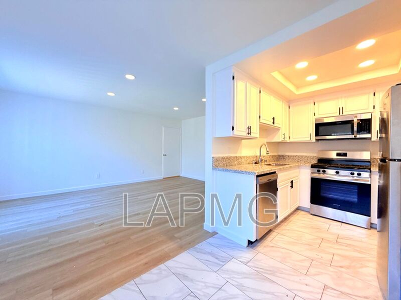 North Hollywood House: 5233 Cartwright Avenue