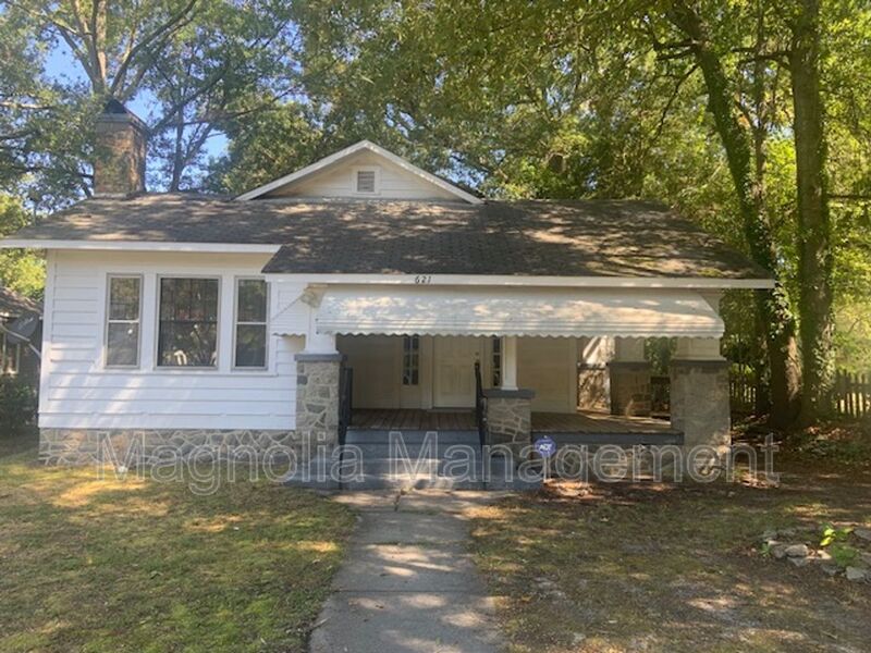Henderson House: 621 E. Montgomery St.