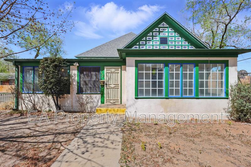 Albuquerque House: 223 Edith Blvd SE