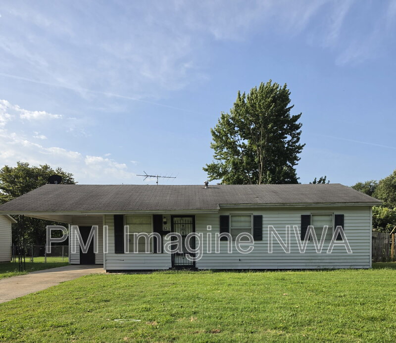 Blytheville House: 825 Mayfair Ln
