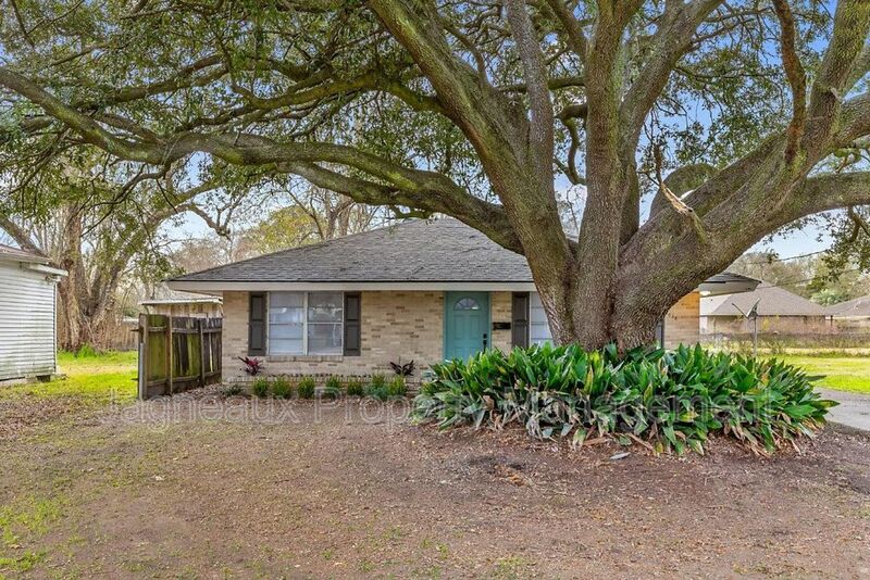 Lake Charles House: 2518 Ernest St