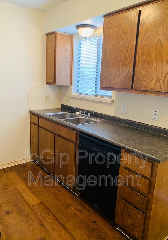 Irving House: 3125 Tudor Lane