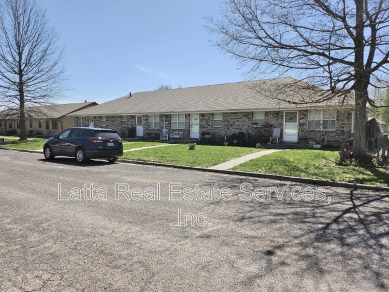 Higginsville Condo: 407 W 30th St #102B