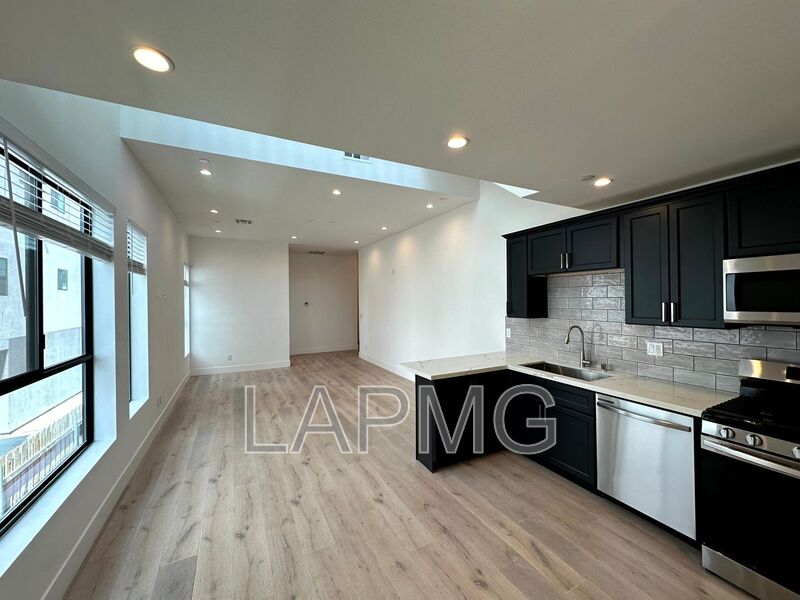 Los Angeles House: 3414 London Street