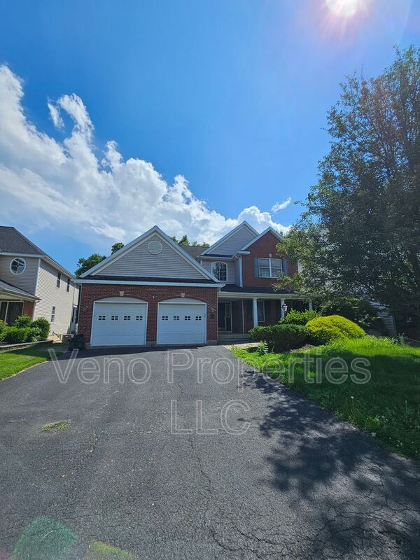 Loudonville House: 5 Brighton Ct.