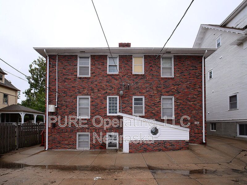 Omaha House: 220 N 32 Av