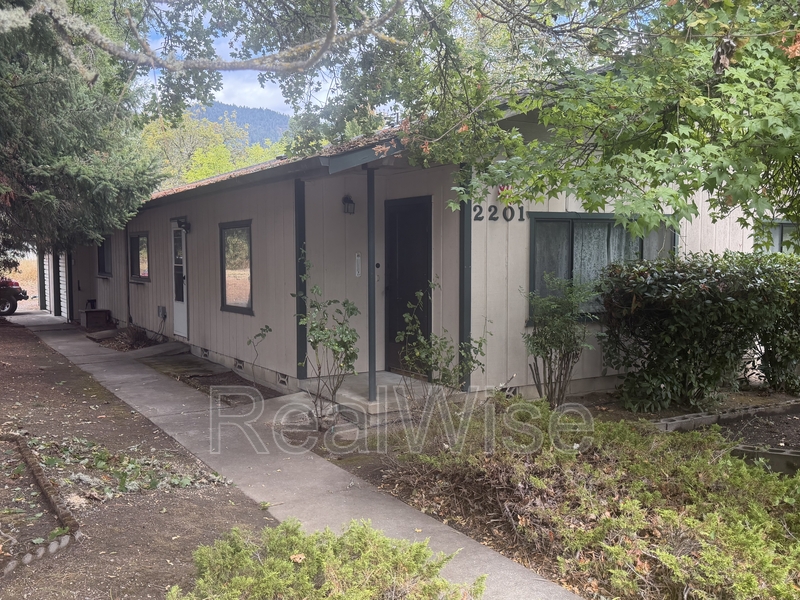 Grants Pass Condo: 2201 NW N Hill Dr