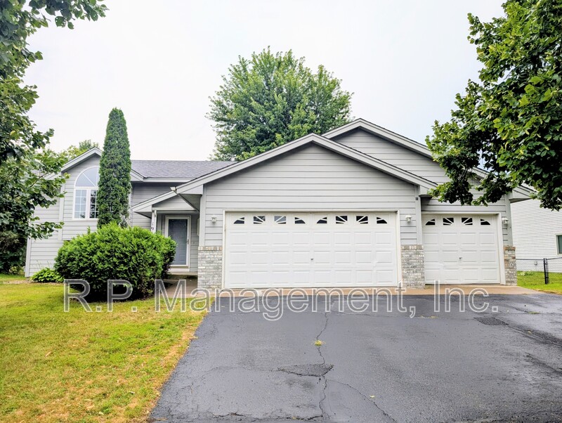 Shakopee House: 1964 Greenway Ave