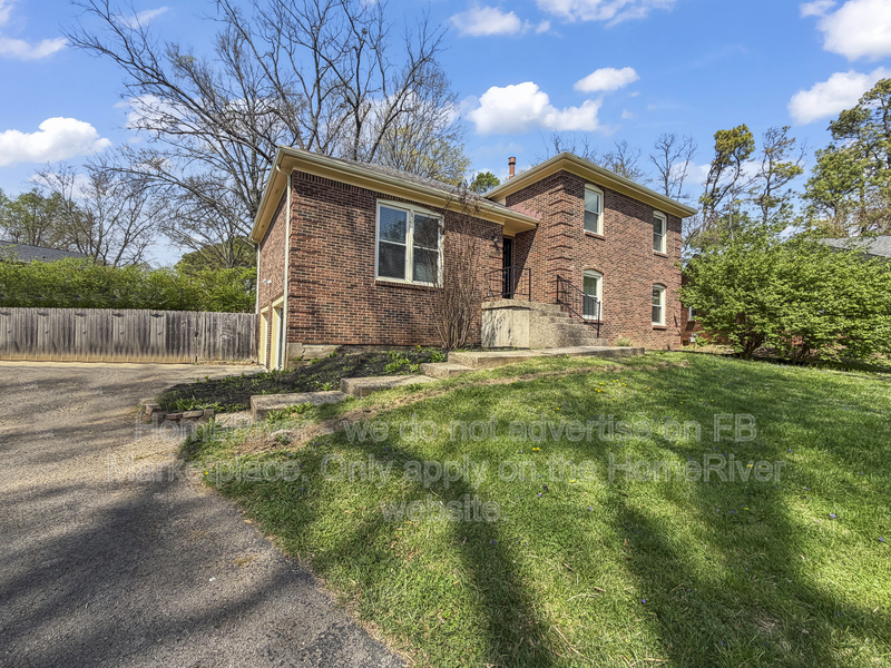 Louisville House: 1102 Woodcroft Ct