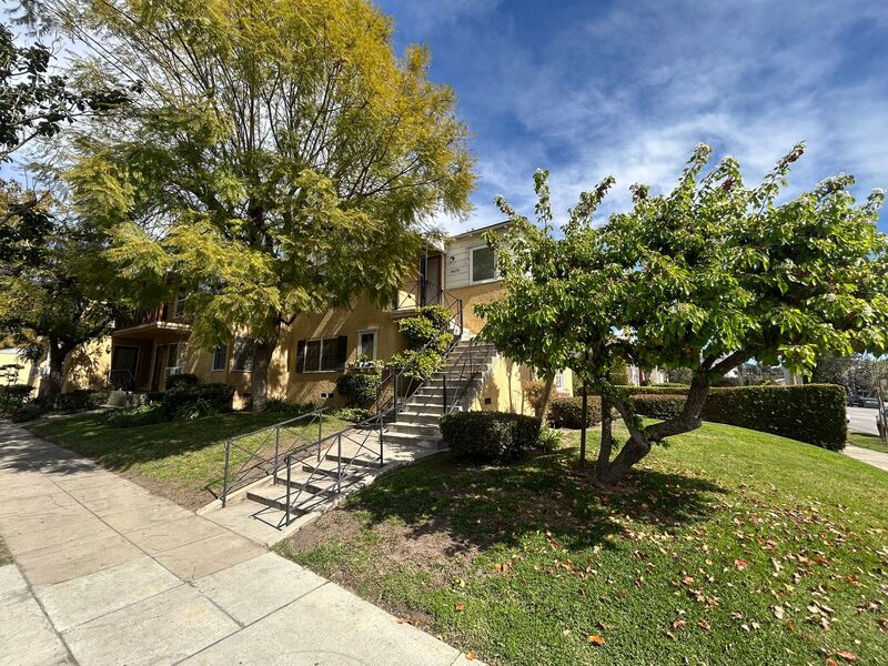 Glendale House: 1467 E. Broadway
