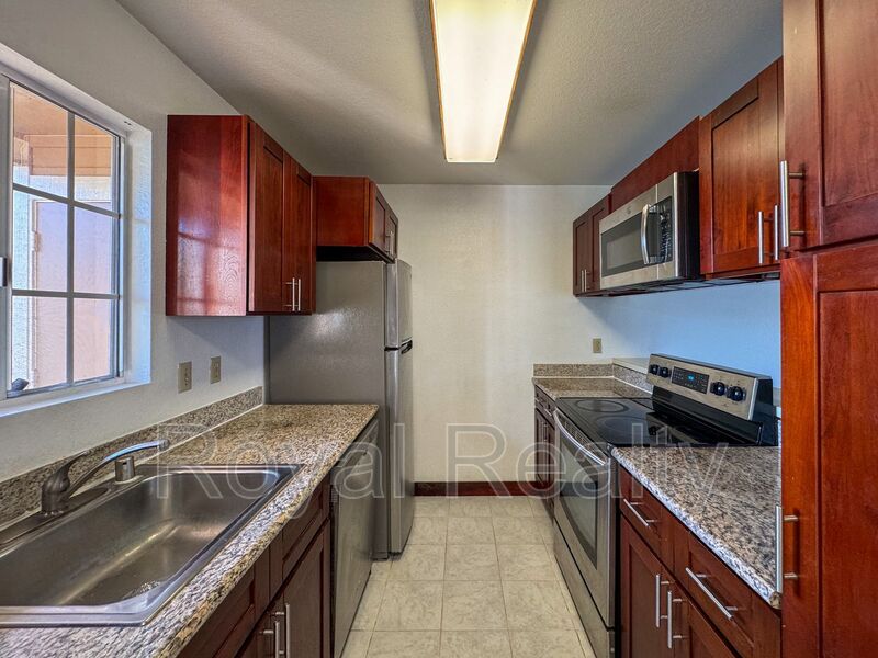 Waipahu Condo: 94-1465 Waipio Uka St