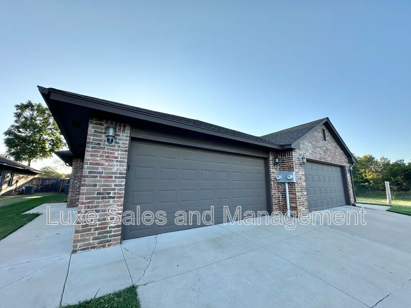 Edmond House: 412 Chalk Hill Ct