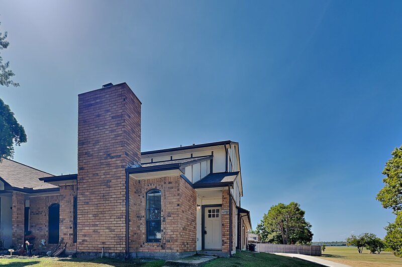Rowlett House: 6700 Alissa Dr
