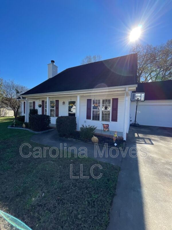 Simpsonville House: 22 Acklen Drive