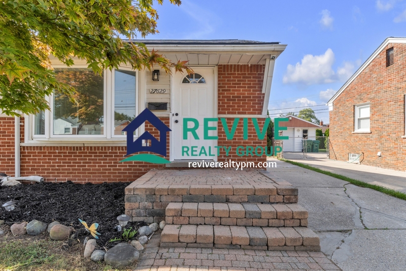 Garden City House: 27629 Windsor Street