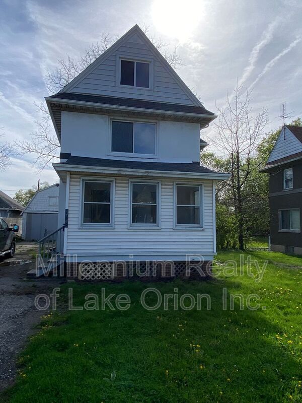 Pontiac House: 638 Joslyn Ave