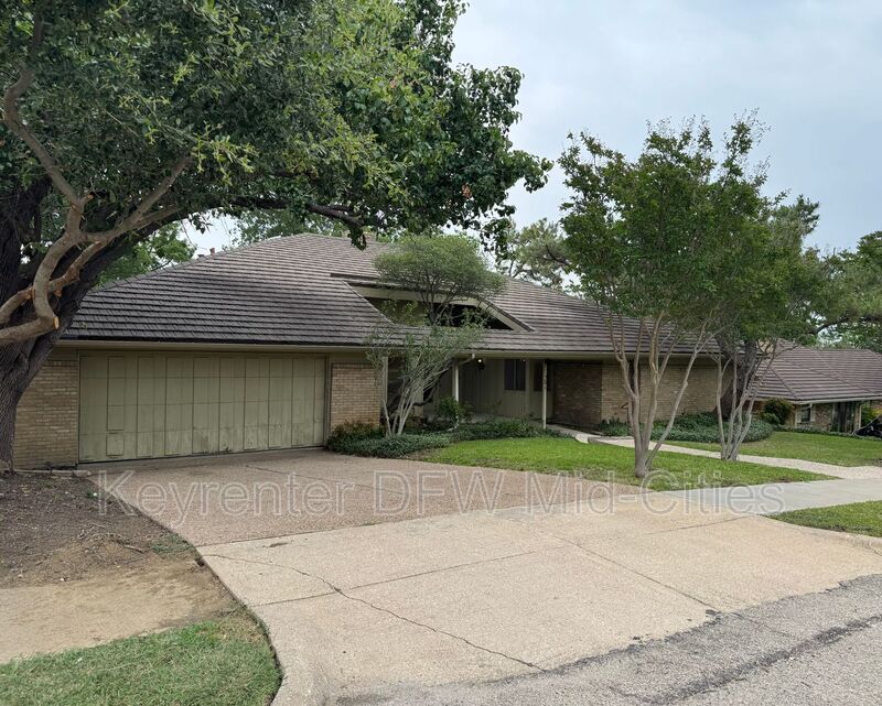 Irving House: 501 N Durango Circle