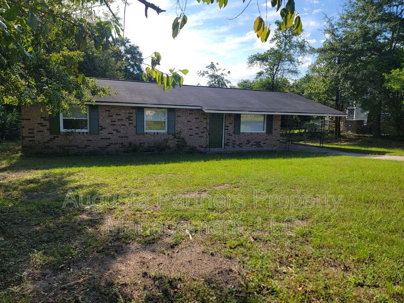 Martinez House: 225 Pecan Dr