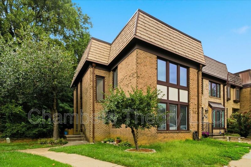 Oakton House: 2988 Borge St