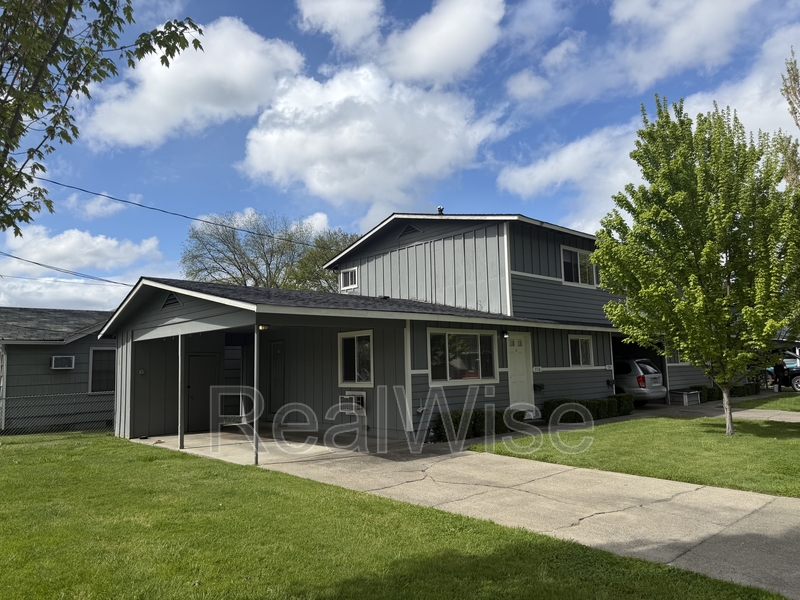 Grants Pass Condo: 716 SE 9th St