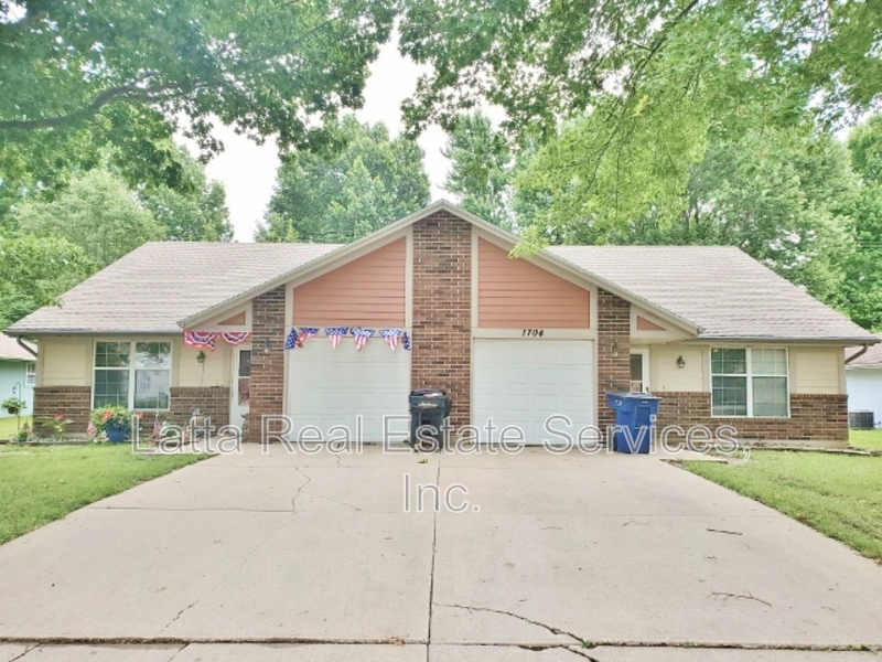Blue Springs Condo: 1704 SW 6th St