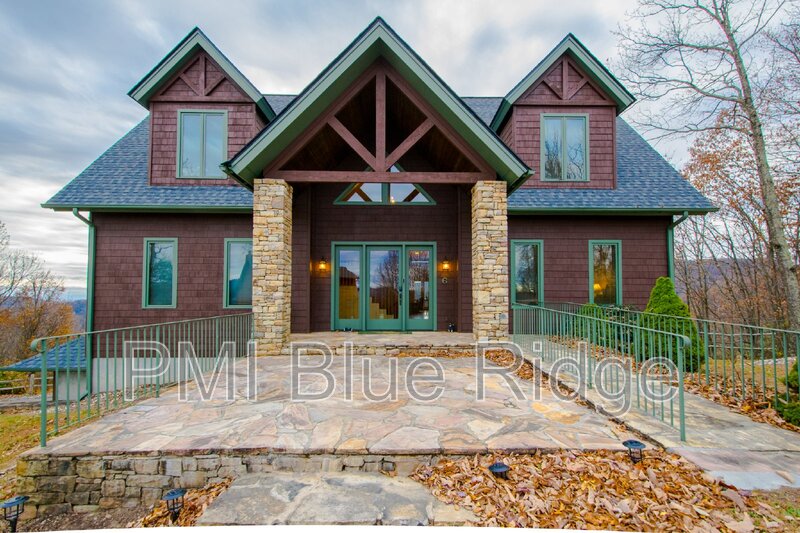 Hendersonville House: 6 Songbird Court