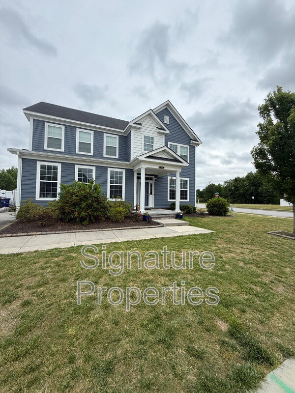 Suffolk House: 100 Sandalwood Ln