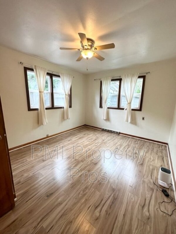 Milwaukee House: 8573 N Granville Rd