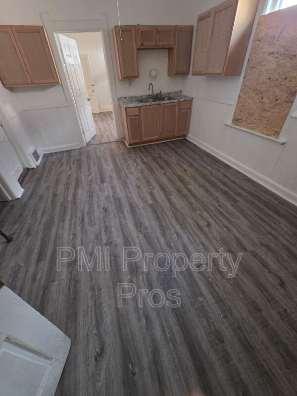 Milwaukee House: 615 W Chambers St