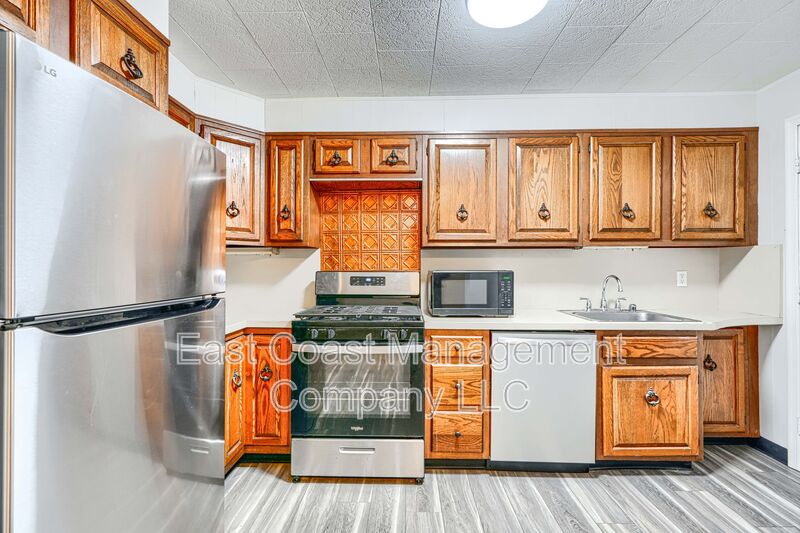 Baltimore House: 2708 E Federal St