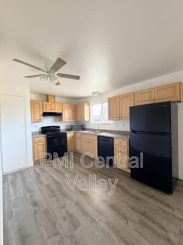 Manteca Condo: 111 North Walnut Avenue