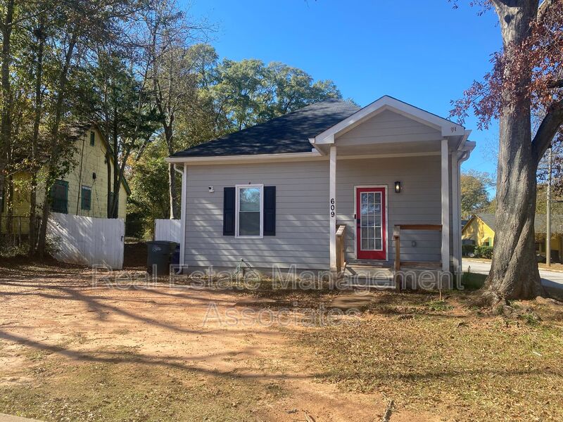 Griffin House: 609 N Hill Street