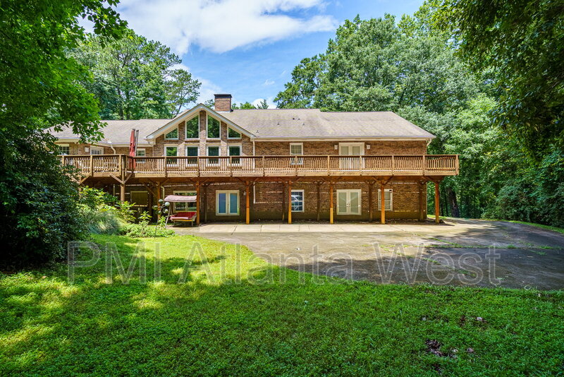 Sandy Springs Condo: 2215 Spalding Drive