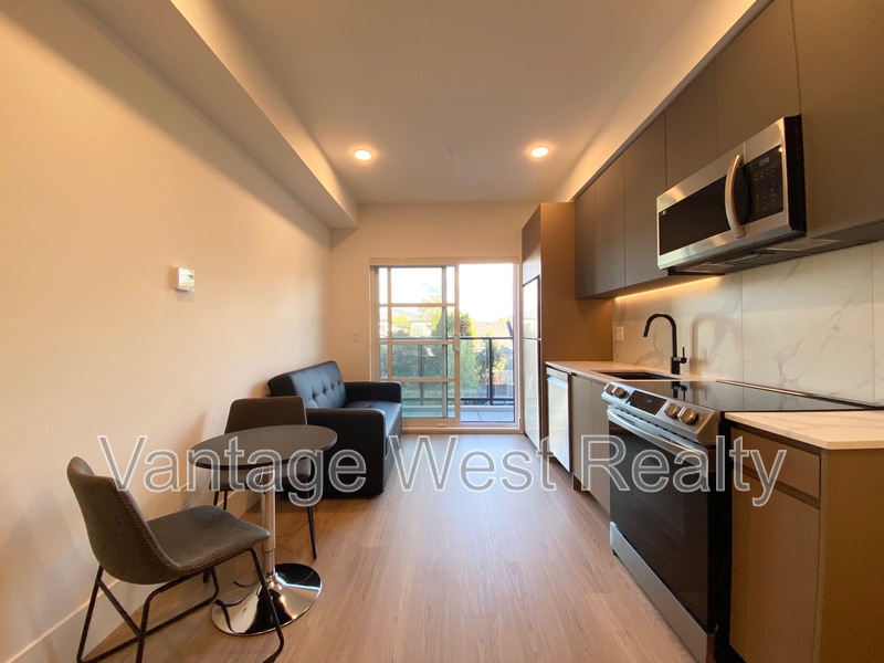 Kelowna Condo: 207-720 KLO Rd