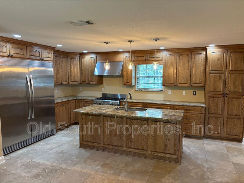 Molino House: 1002 Daffin Rd