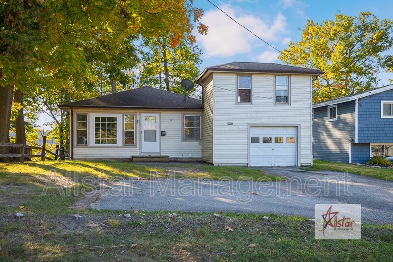 Mentor House: 8958 Woodridge Ln