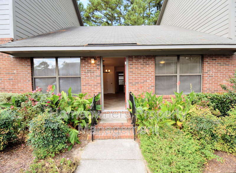 Fayetteville House: 206 Villa Dr