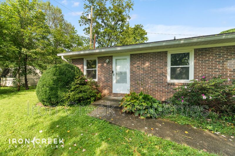 Black Mountain House: 250 Avena Rd