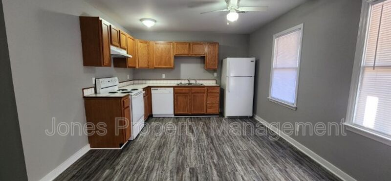 Pilot Mountain Condo: 120 W 52 Bypass