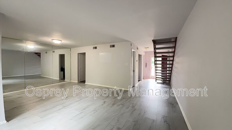 Spacious 3-Bedroom Norfolk Townhome with In-Unit Laundry and Fenced Outdoor Space - Photo 5