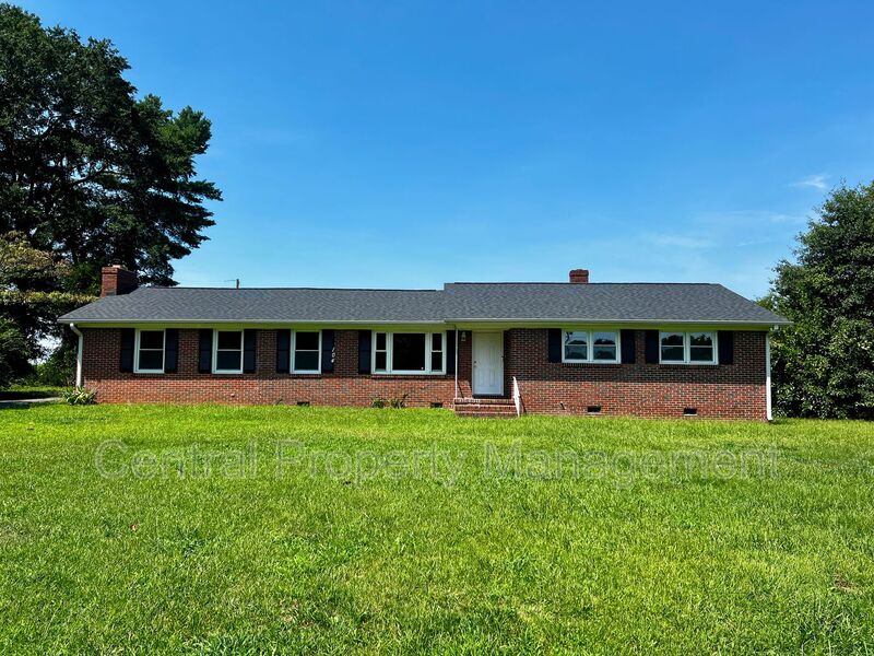Spartanburg House: 104 Madison Circle