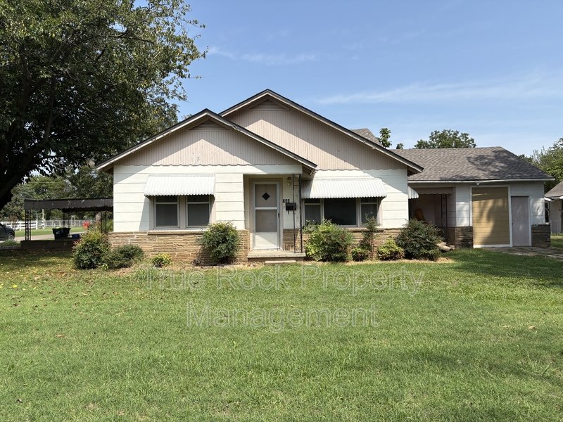 Ada House: 730 W 4th St